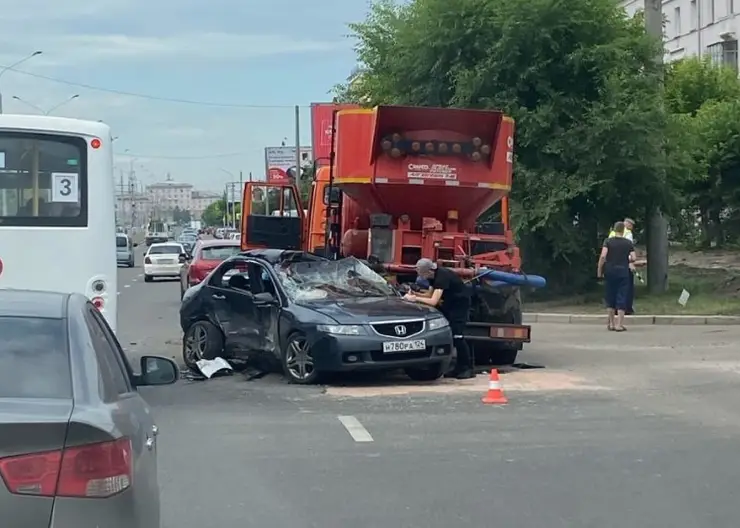 В Красноярске в аварии столкнулись две легковушки и КАМАЗ