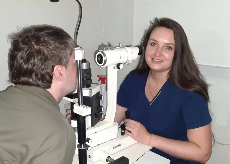В Красноярске впервые провели имплантацию искусственной радужки глаза