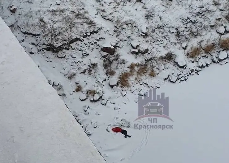В Красноярске в районе ТРЦ «Июнь» нашли тело упавшего с моста мужчины