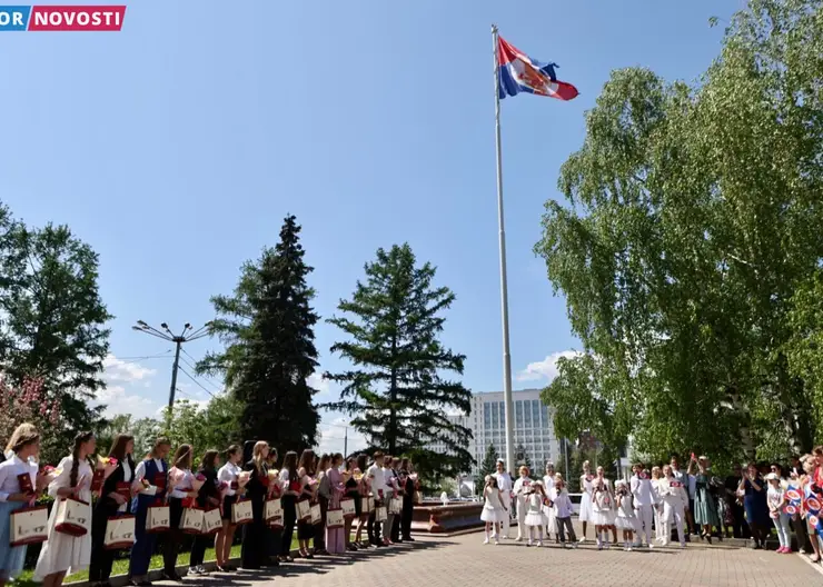 В Красноярске 1 июня подняли флаг детства