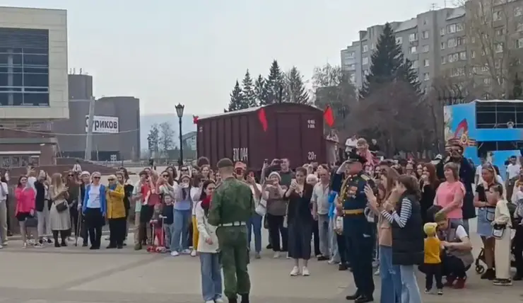 В День Победы красноярец сделал предложение своей девушке на площади Мира