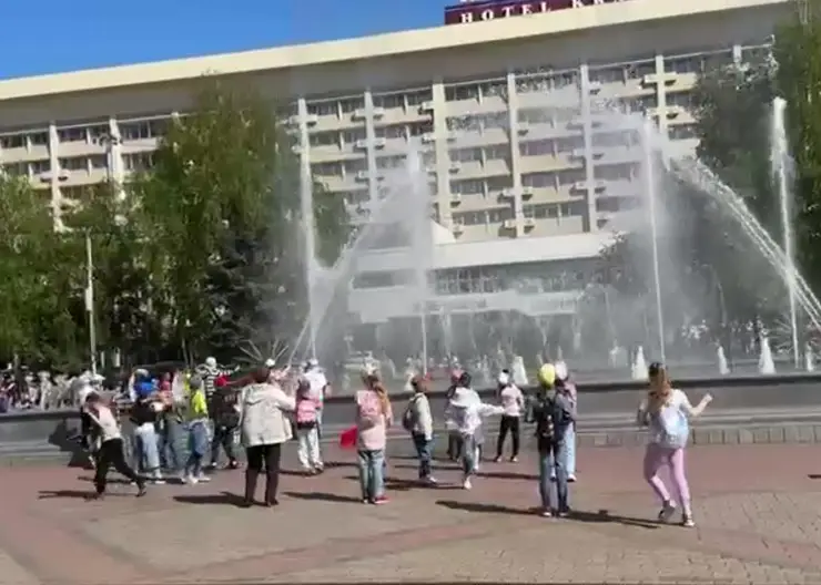 В Красноярске фонтан на Театральной площади 1 июня работает в праздничном режиме