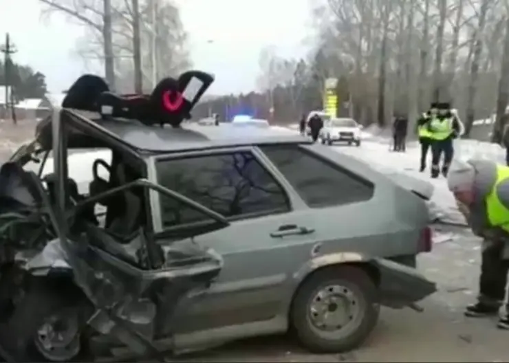 В Зеленогорске ВАЗ при обгоне столкнулся с тремя автомобилями