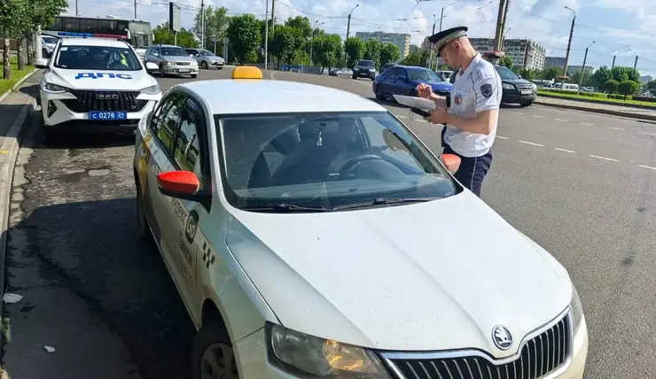 В Красноярском крае мигрантам запретили работать в такси и розничной торговле алкоголем и табаком