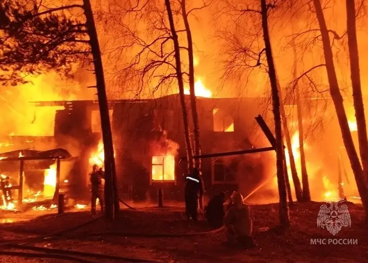 В Красноярском крае во время ночного пожара пострадал один человек