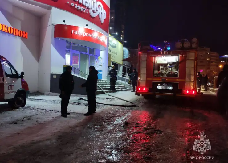 В Красноярске загорелся магазин «Красный Яр» на улице Октябрьской