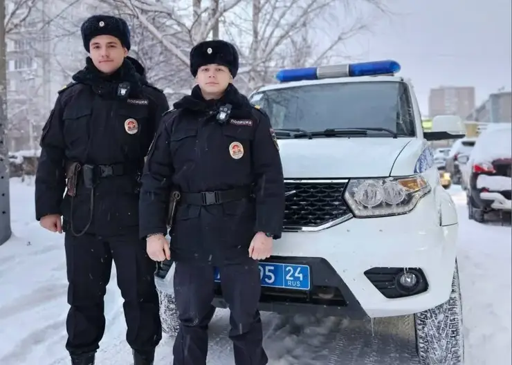 В Красноярске полицейские сняли с дерева мужчину