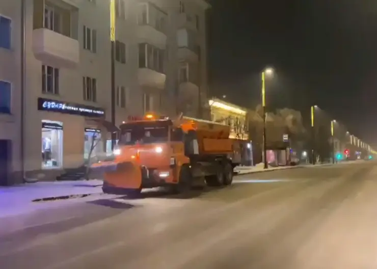 Ночью на улицы Красноярска выехало около 100 машин для борьбы со снегом
