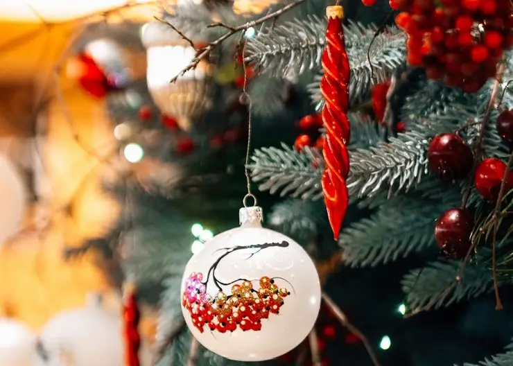 В Мариинском театре Санкт-Петербурга установили новогоднюю ель с игрушками красноярской фабрики «Бирюсинка»