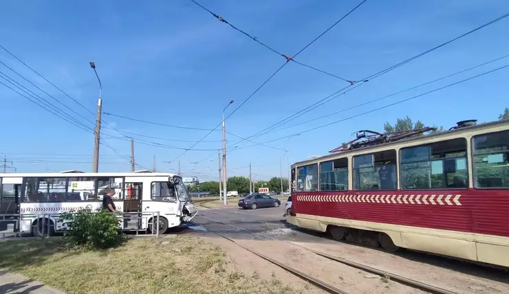 В Красноярске на улице Мичурина автобус столкнулся с трамваем