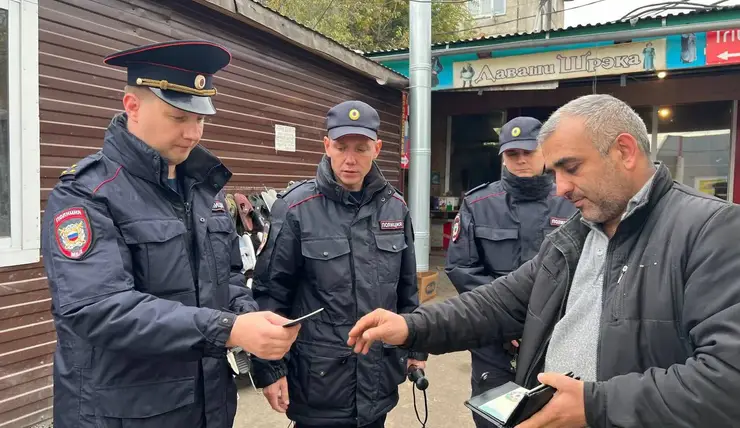 В Красноярске после очередного рейда на рынке КрасТЭЦ в военкомат отправили 13 мигрантов