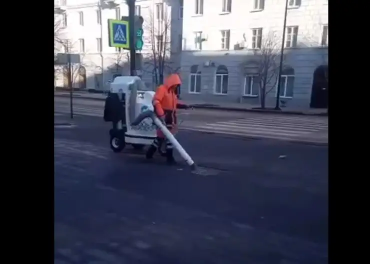 На улицы Красноярска для уборки тротуаров вывели мобильные пылесосы