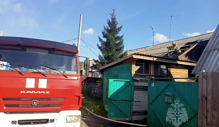 В Красноярске подожгли частный дом на улице Шиферников