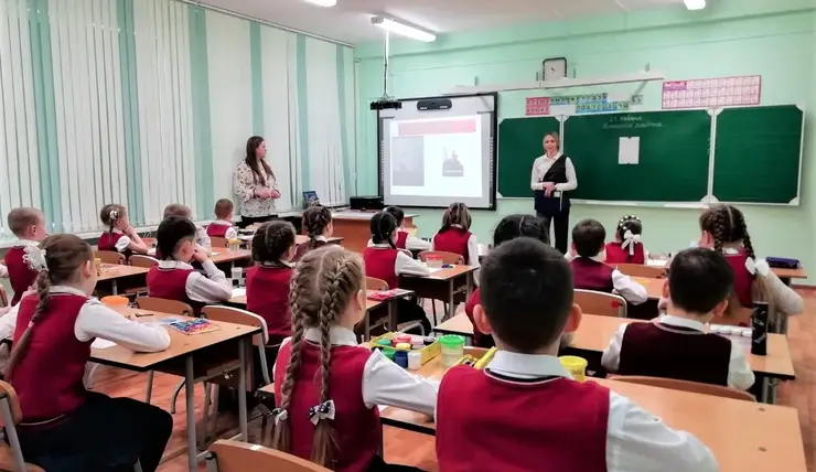 В школах Красноярска провели единый урок по Сурикову