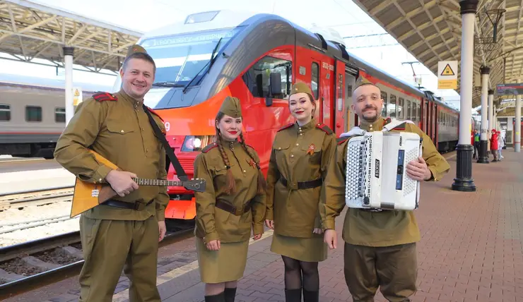 В электричках Красноярской железной дороги спели песни военных лет