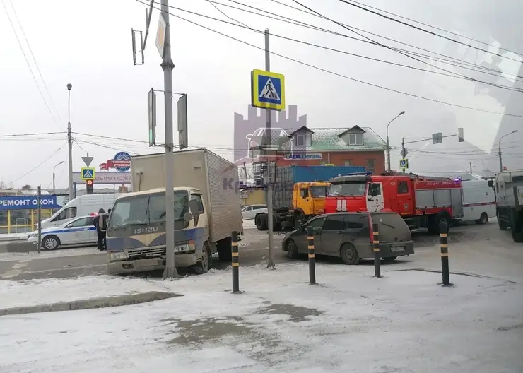 В Красноярске на Глинки в ДТП с двумя грузовиками и «Жигули» пострадал водитель