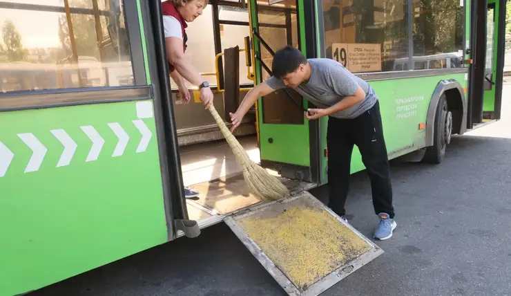 Что под аппарелью? Как в Красноярске контролируют чистоту автобусов
