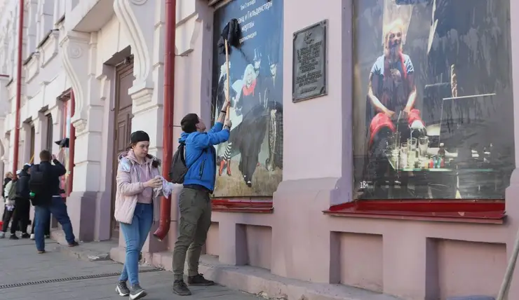 В Красноярске с вышки моют фасад театра Пушкина