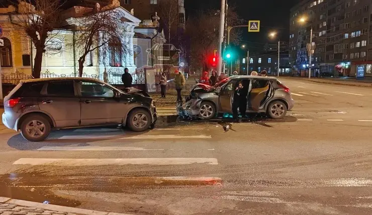 В центре Красноярска столкнулись два «Ниссана»