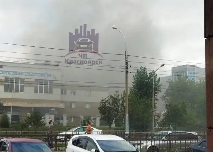 В Красноярске на Свердловской загорелся магазин «Мега Ткани»