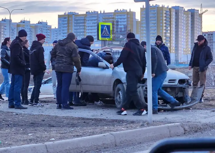 В красноярском Солнечном водитель попал в больницу после столкновения со столбом