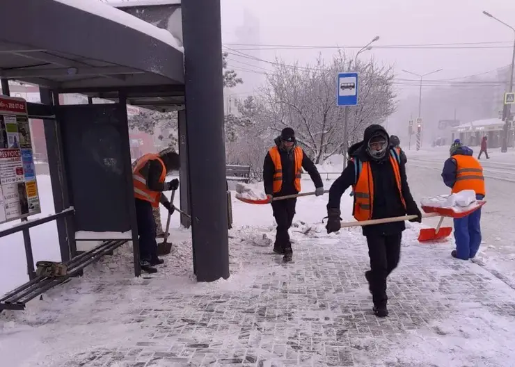 В Красноярске со снегом борются 83 единицы техники