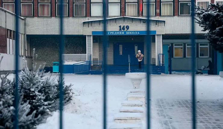 Сотрудники правоохранительных органов ищут «минеров» школ в Красноярске