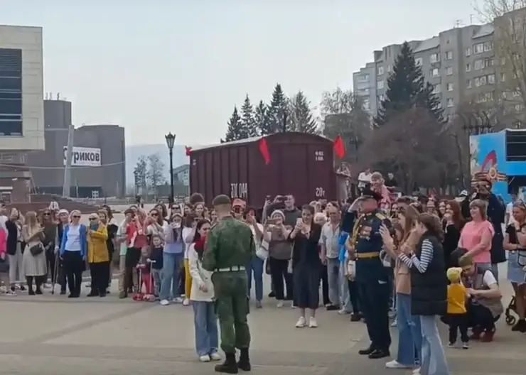 В День Победы красноярец сделал предложение своей девушке на площади Мира
