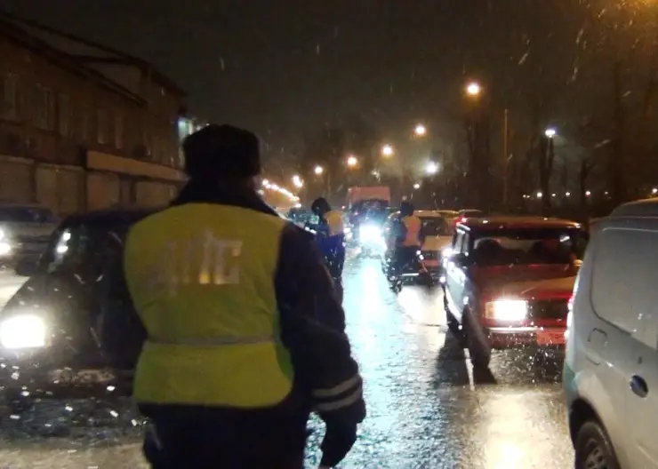 В Красноярске на улице Октябрьской 17-летнего парня сбила машина