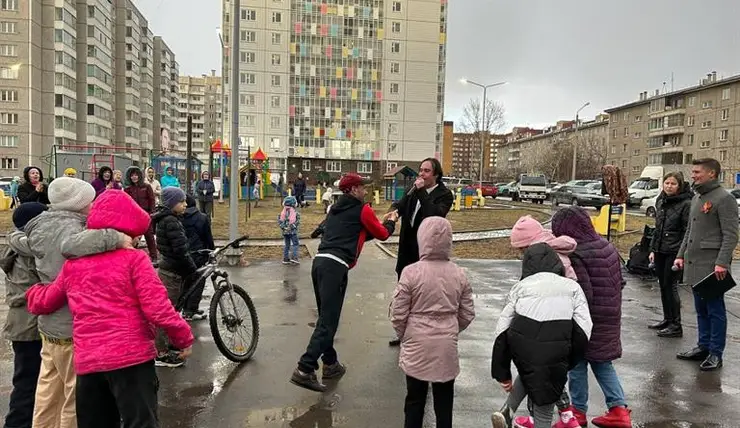 Песни Победы зазвучали во дворах Свердловского района Красноярска