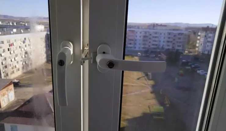 В Лесосибирске 11-летняя школьница выпала из окна 3-го этажа