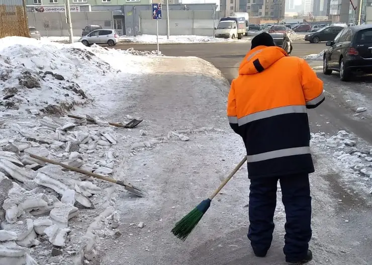 В Центральном районе Красноярска от снега и льда очистили 36 лестниц
