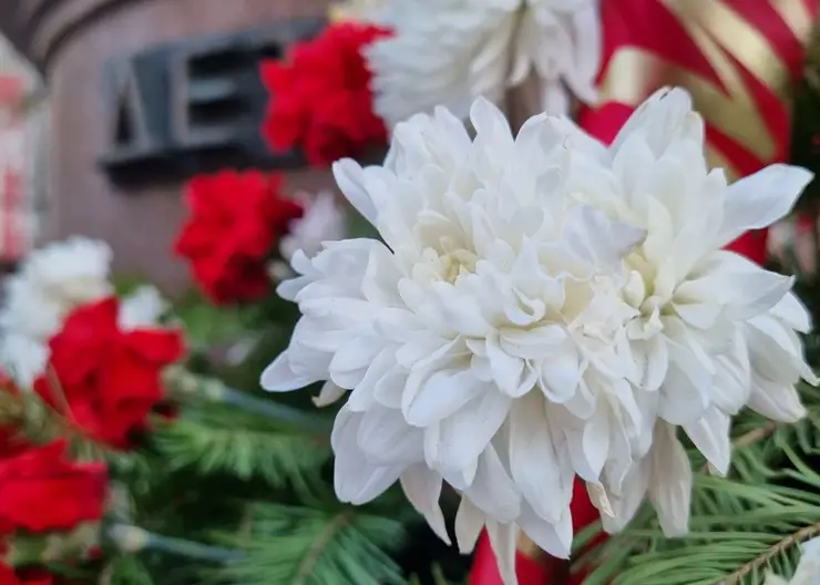 В Красноярске почтили память погибших в Казани школьников