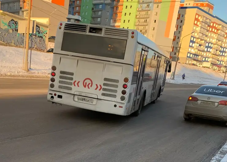 «Промерзла до костей»: красноярка показала сломанные окна в 61-м автобусе