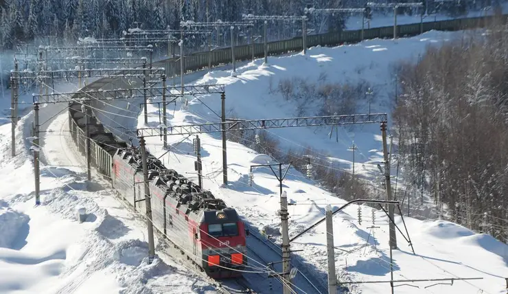 В Красноярском крае 36-летний пьяный мужчина чудом выжил под поездом