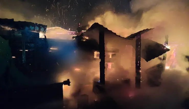 Ночью краевые пожарные боролись с огнем в деревне Усть-Кандыга