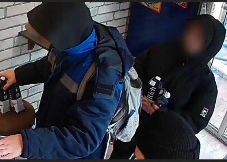 В Красноярске полицейские ищут подростков из-за траты денег с найденной карты