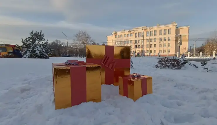 На улицах Красноярска появились большие декоративные подарки