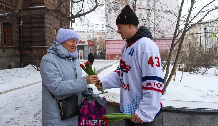 Хоккеисты красноярского «Cокола» и журналисты Gornovosti раздали тюльпаны девушкам и женщинам в честь 8 Марта
