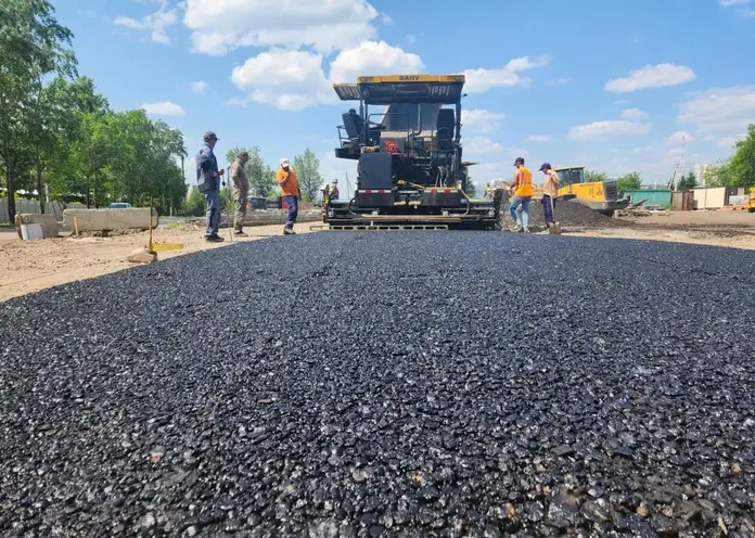 В Красноярске начали укладывать асфальт на развязке в Тихих Зорях