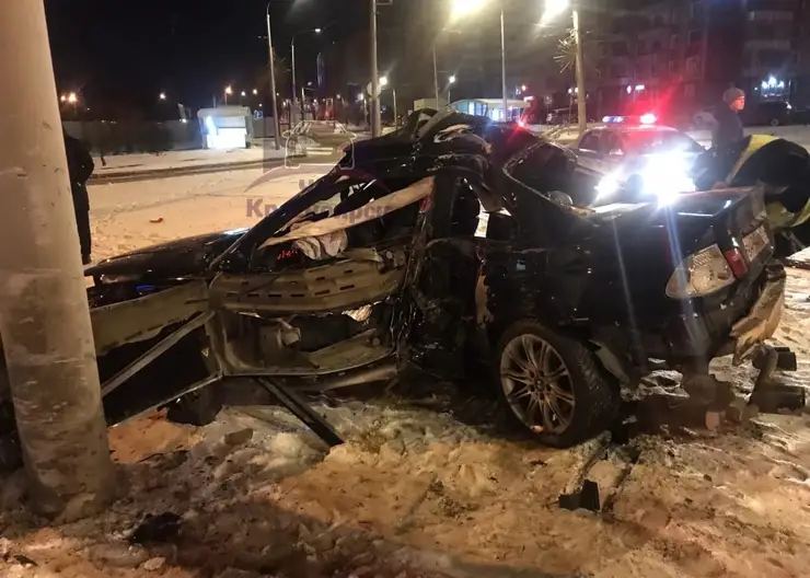 В Красноярске 21-летний водитель BMW промчался по городу и врезался в столб
