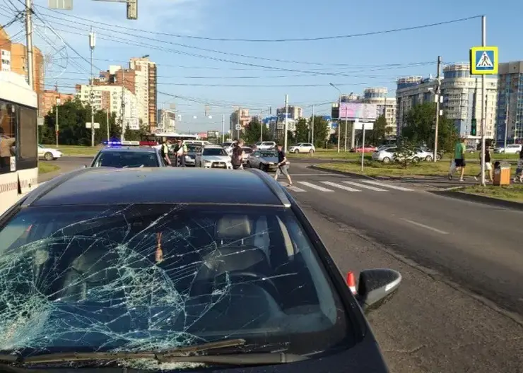 В Красноярске на улице Авиаторов автовладелец сбил женщину и 14-летнего подростка