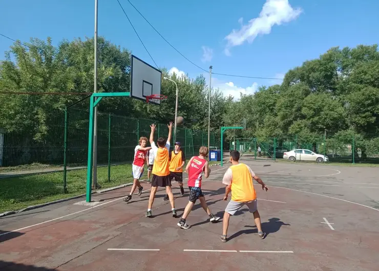 В Красноярске команда «Кристалл» заняла первое место на соревнованиях по стритболу среди дворовых команд
