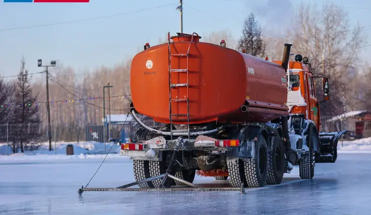 В Красноярске на дворовых спортивных площадках начали заливать лёд