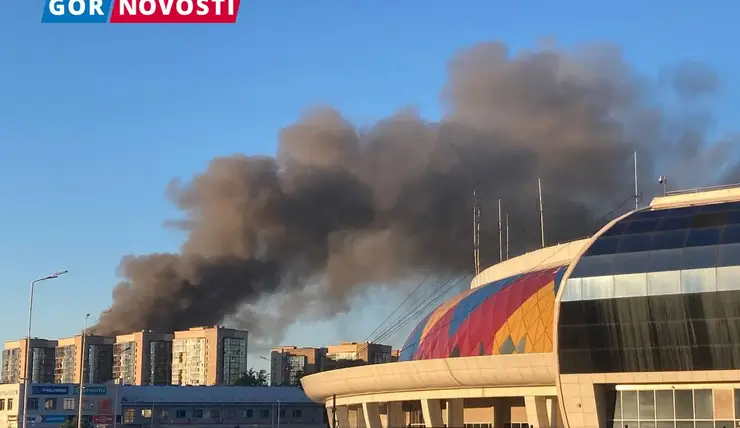 В Красноярске на площади 700 кв. метров горит заброшенное здание на Малиновского