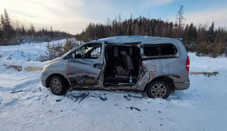 На трассе в Красноярском крае лесовоз врезался в микроавтобус с 7 пассажирами