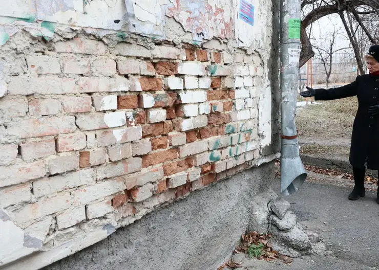 В Красноярске на улице Крупской разрушается фасад жилого дома