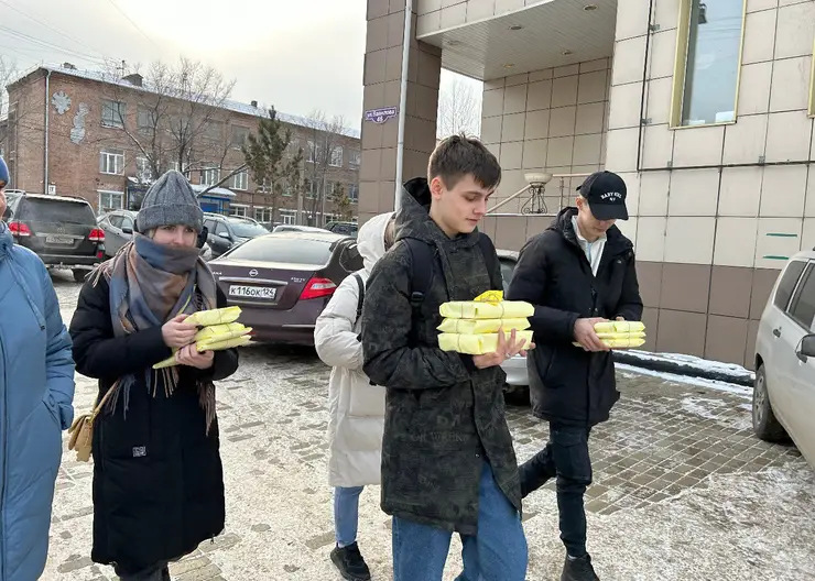 В Свердловском районе Красноярска студенты дарили книги прохожим