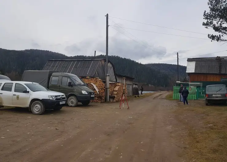 В Манском районе собственника заставили снести хозяйственные постройки на берегу реки