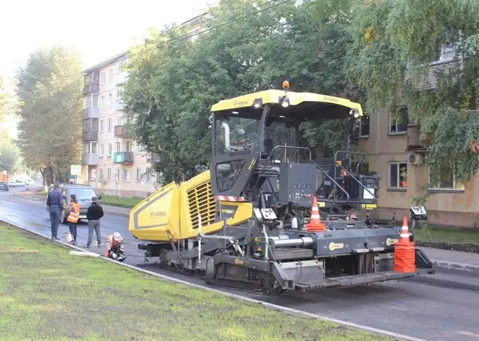 В Красноярске на улице Гладкова укладывают финишный слой асфальта